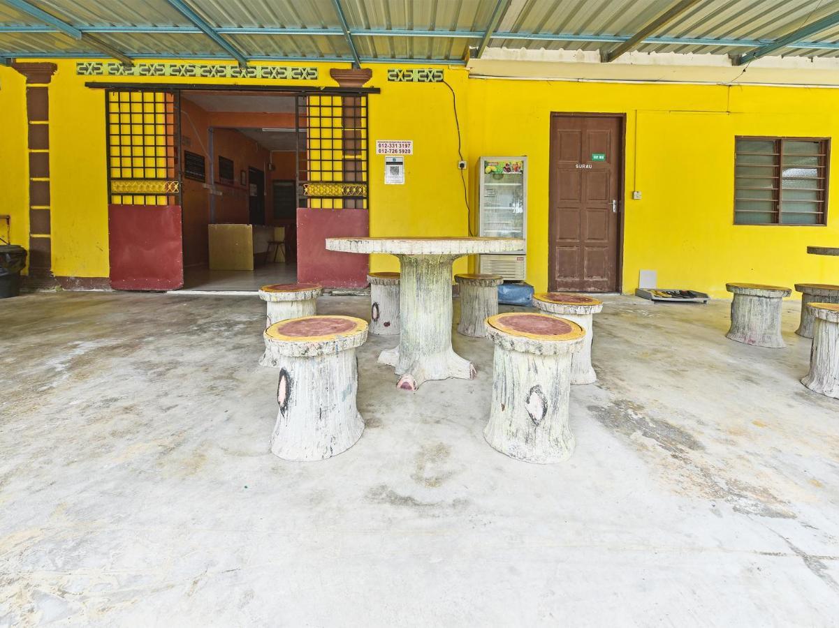 Oyo 90454 Haza Harmoni Guesthouse كوتا بْهارو المظهر الخارجي الصورة